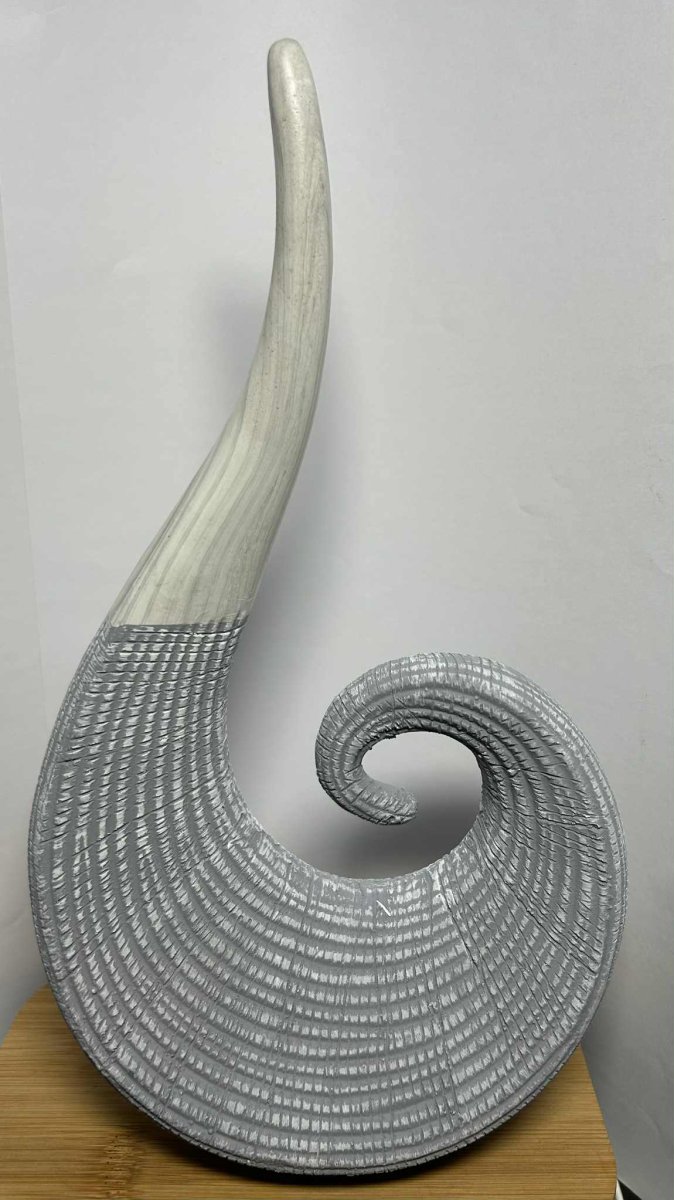 Virgule sculpture 3D en céramique bleue lignée et blanche lisse ,(28.5*16cm) objet de décoration GmbH