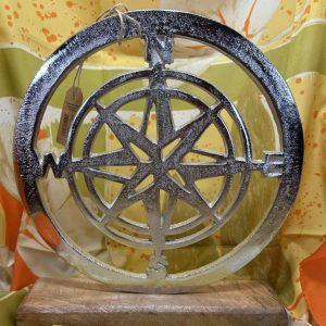 Rose des vents argentée sur socle en bois de Gmbh( diamètre 23cm)