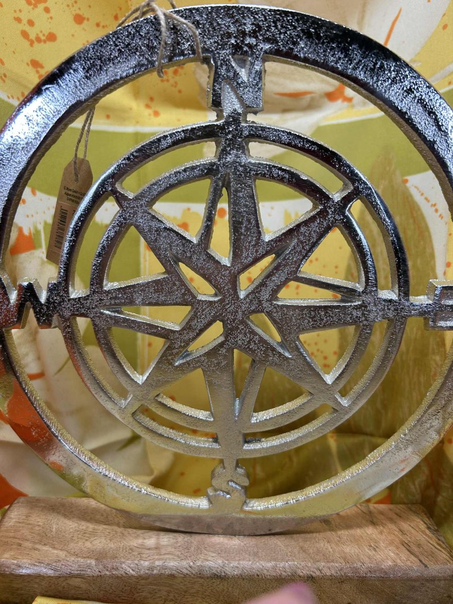 Rose des vents argentée sur socle en bois de Gmbh( diamètre 23cm) – Image 3