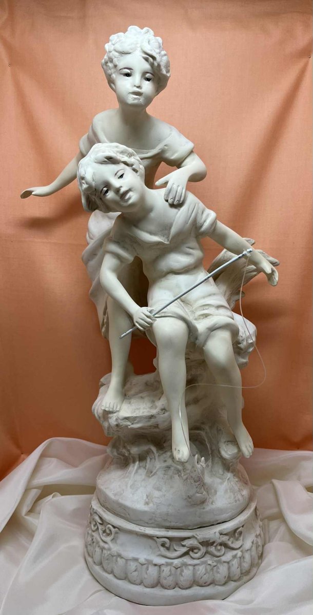 Jolie statue en plâtre, " la pèche" collection Versailles (18*43cm)