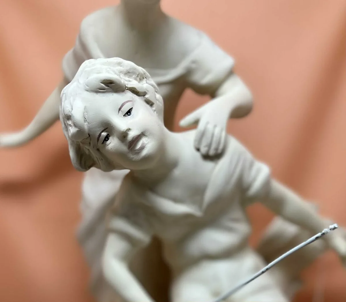 Jolie statue en plâtre, " la pèche" collection Versailles (18*43cm) – Image 3