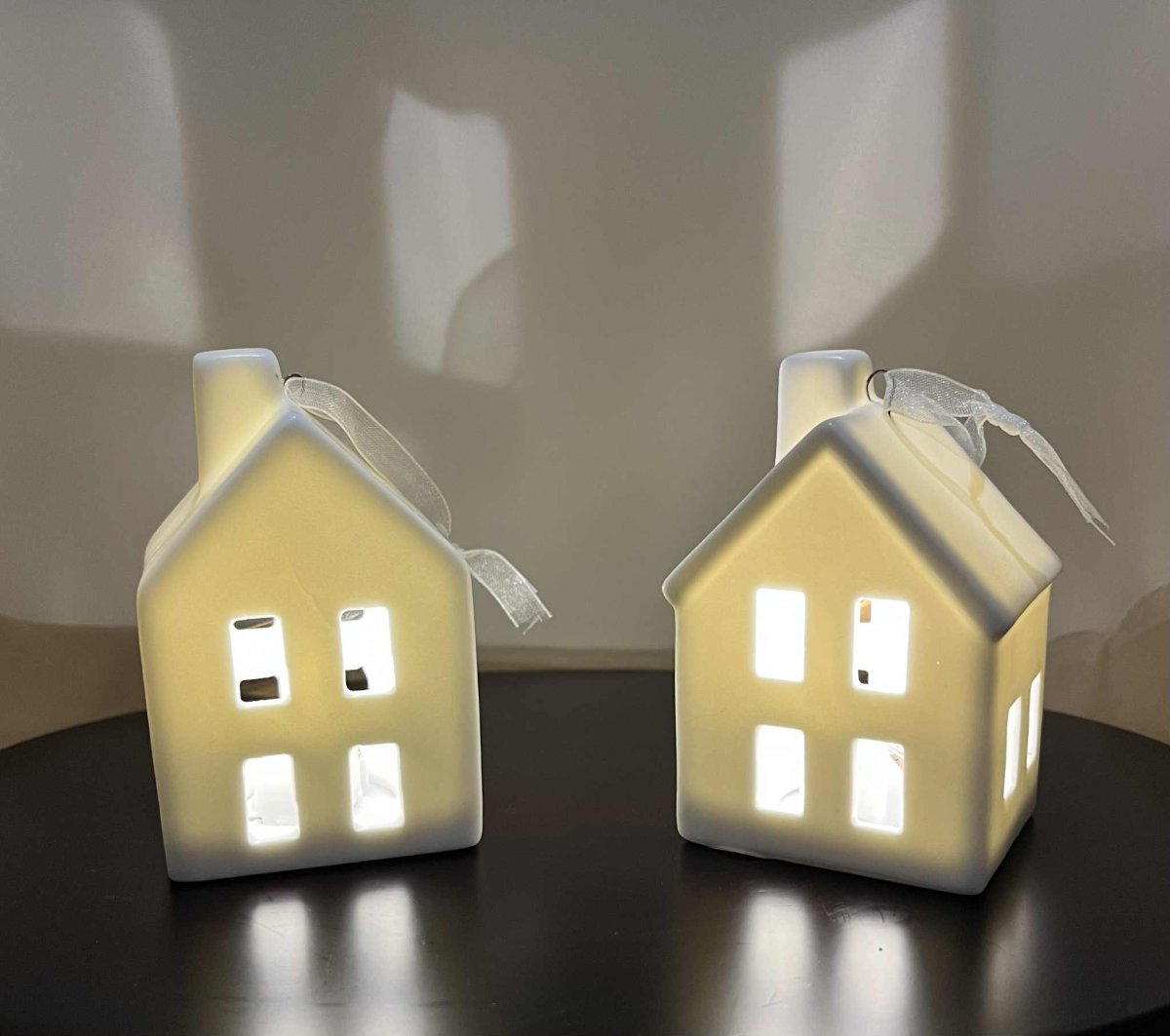 Lot de 2 maisons blanches en céramique éclairées de GmbH (5.5*8*5cm) – Image 2